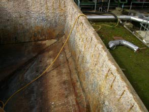 Durch chemische Korrosion in einem Abwassertank stark angegriffene Armierung und beschädigter Beton